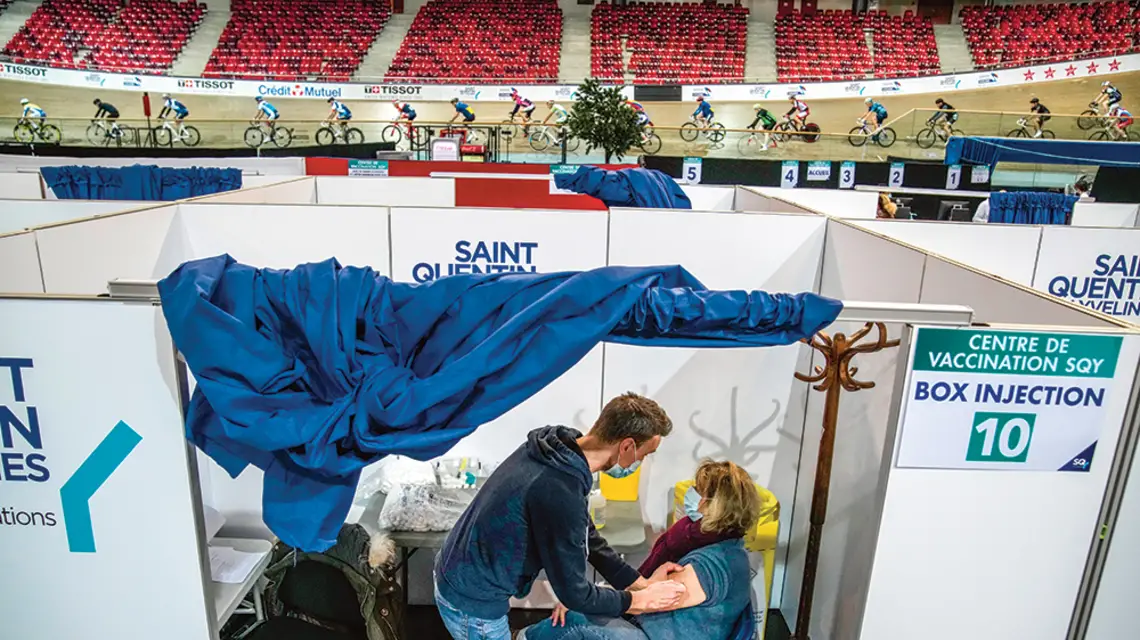 Szczepienia na welodromie w mieście Saint-Quentin-en-Yvelines, należącym do paryskiej aglomeracji. 17 grudnia 2021 r. / CHRISTOPHE ENA / AP / EST NEWS