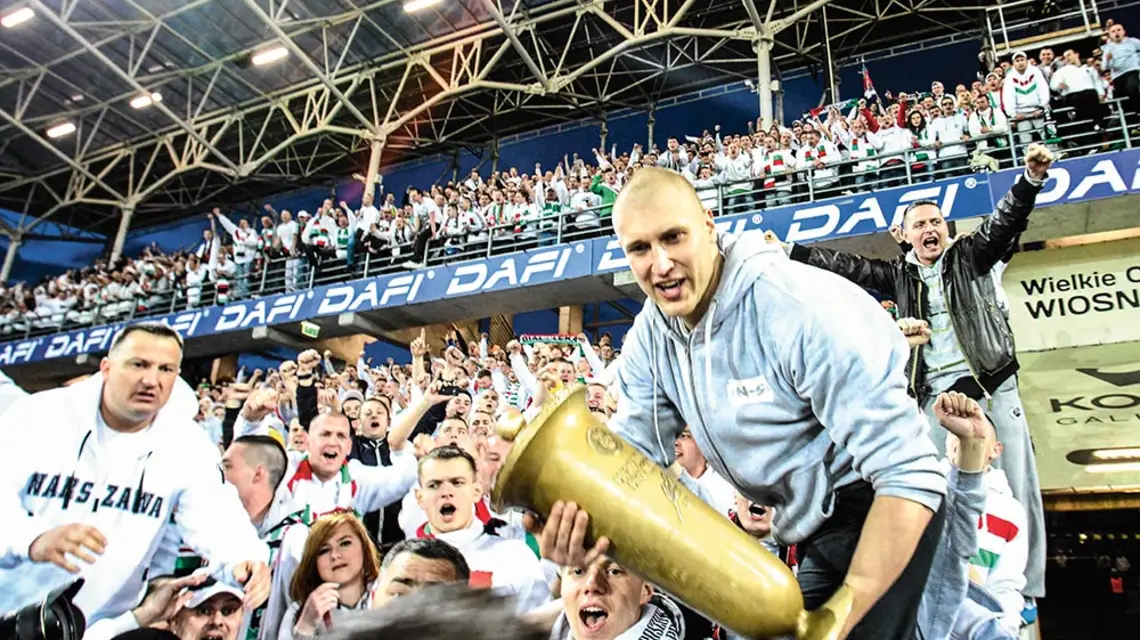 Nieformalny przywódca kibiców Legii Piotr Staruchowicz. Według relacji mediów to on poprosił piłkarzy o wyjście z autokaru (zdjęcie z 2012 r.). / KUBA ATYS / AGENCJA GAZETA