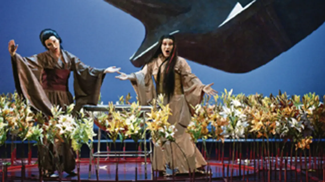 Agnieszka Cząstka i Ewa Biegas w „Madame Butterfly”, Opera Krakowska, wrzesień 2009 r. / fot. Jacek Wrzesiński / Studio Mai / Opera Krakowska / 