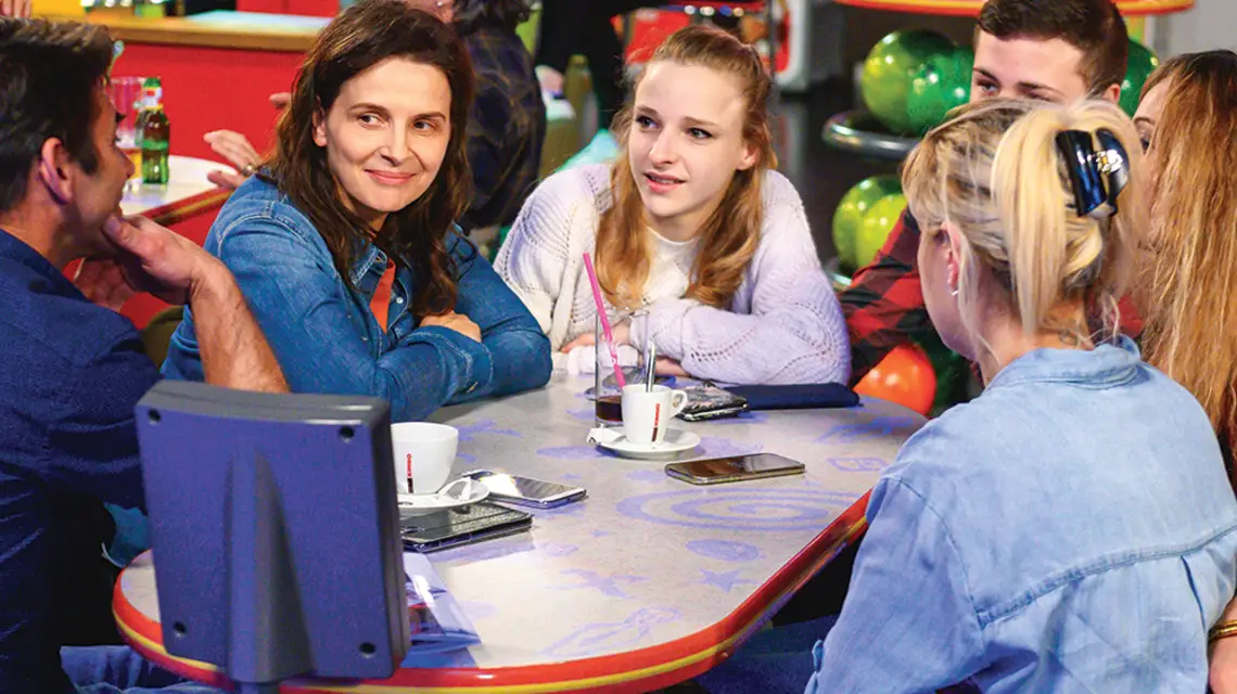 Juliette Binoche w filmie „Między dwoma światami” / CHRISTINE TAMALET / AURORA FILMS