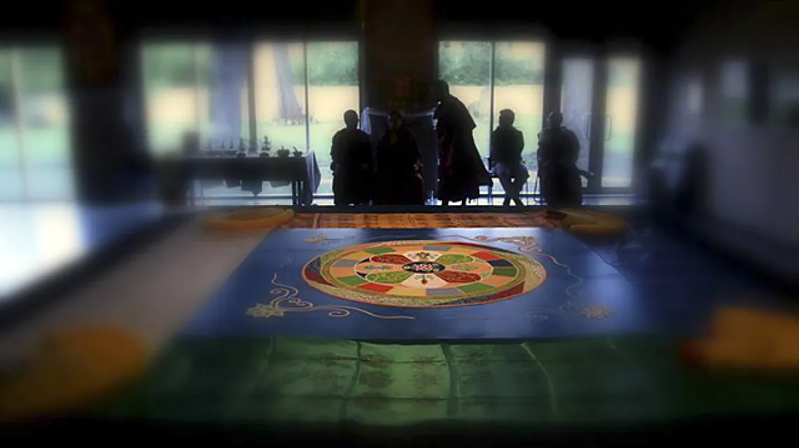 Wielkopostna mandala - usypana w Krakowie przez tybetańskich mnichów goszczących w Krakowie w ramach projektu "Czas na Tybet" /fot. Bartek Dobroch / 