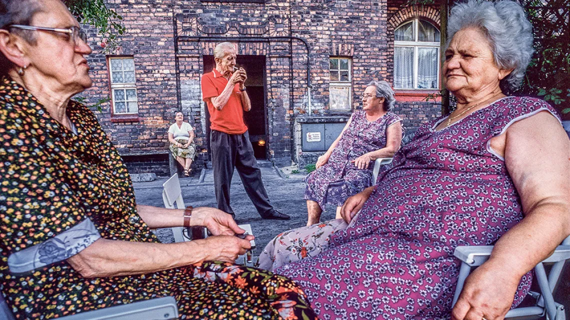 Mieszkańcy osiedla przy kopalni Wieczorek spędzają wolne chwile w towarzystwie sąsiadów. Katowice, Nikiszowiec, 2003 r. / JACENTY DĘDEK