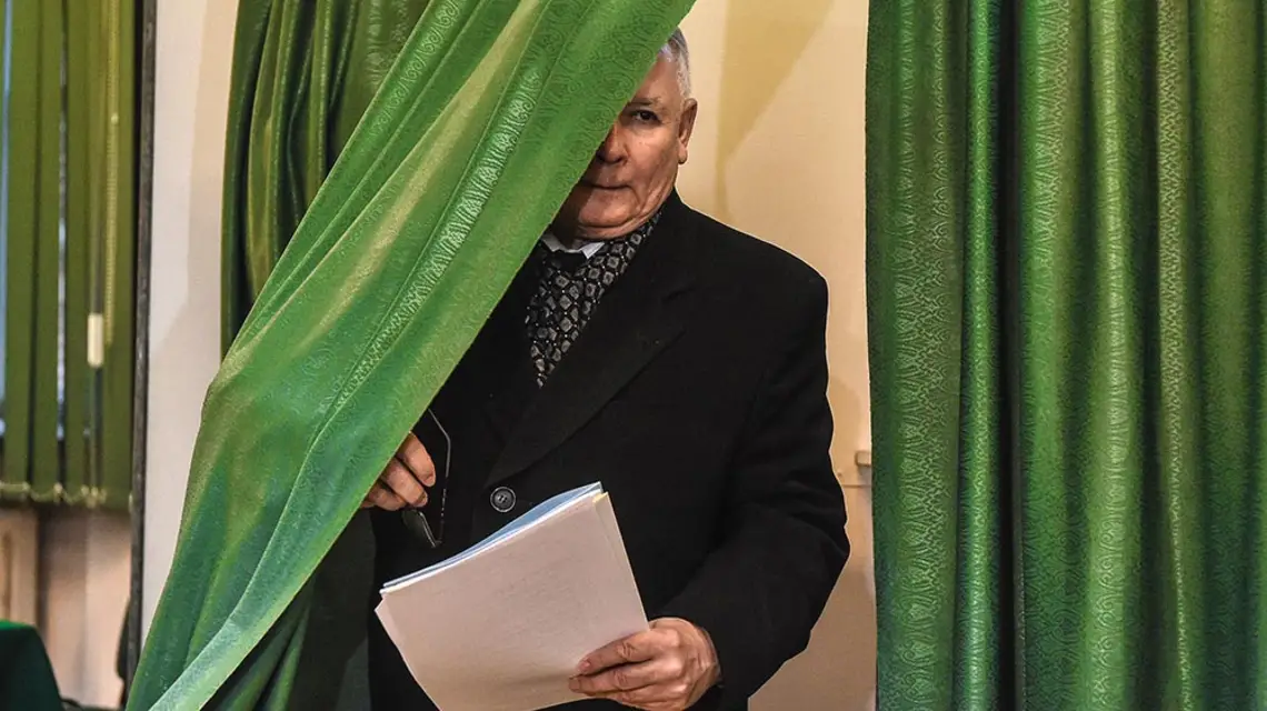 Jarosław Kaczyński w lokalu wyborczym podczas poprzednich wyborów samorządowych, Warszawa 16 listopada 2014 r. / ADAM CHEŁSTOWSKI / FORUM