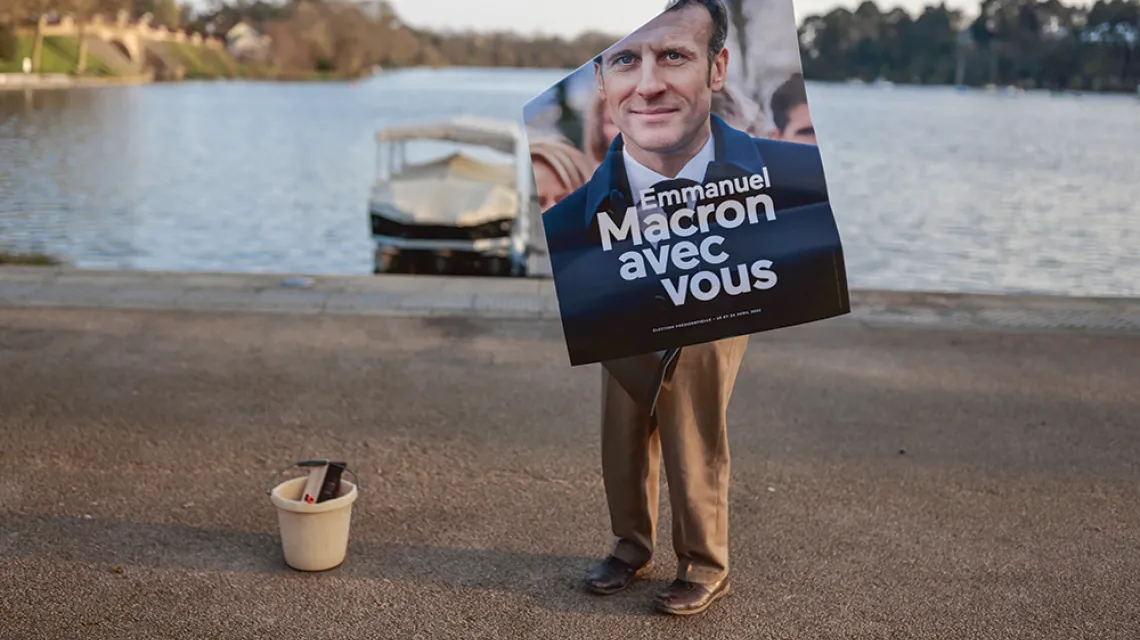 10 kwietnia odbędzie się pierwsza tura wyborów prezydenckich we Francji. Plakat wyborczy Emmanuela Macrona. Sucé-sur-Erdre, zachodnia Francja, 22 marca 2022 r. / JEREMIAS GONZALEZ / AP / EAST NEWS