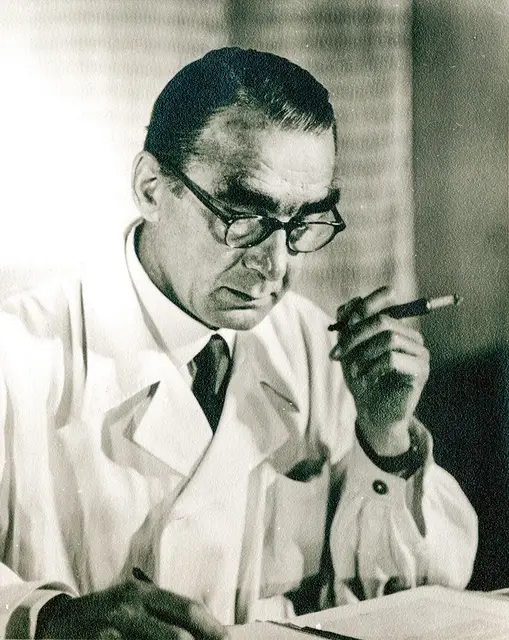 Jan Sehn w swoim gabinecie, przełom lat 50. i 60. XX w. / JERZY RYS / ARCHIWUM INSTYTUTU EKSPERTYZ SĄDOWYCH W KRAKOWIE