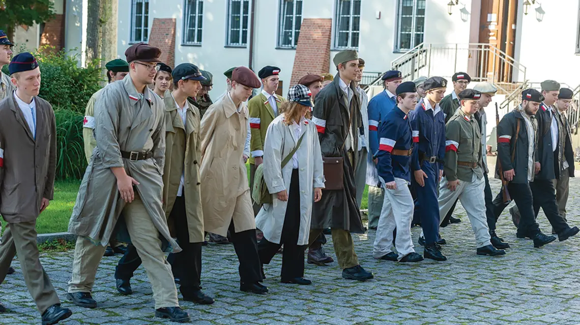 Plenerowa lekcja historii w Zespole Szkół Zawodowych nr 1 w Elblągu. 15 września 2021 r. / STANISŁAW BIELSKI / REPORTER