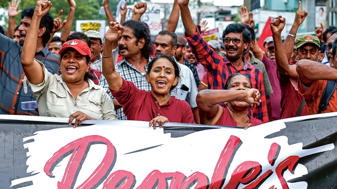 Demonstracja przeciwko rządom prezydenta Gotabayi Rajapaksy, który doprowadził Sri Lankę do głębokiego kryzysu. Kolombo, 19 kwietnia 2022 r. / BUDDHIKA WEERASINGHE / GETTY IMAGES