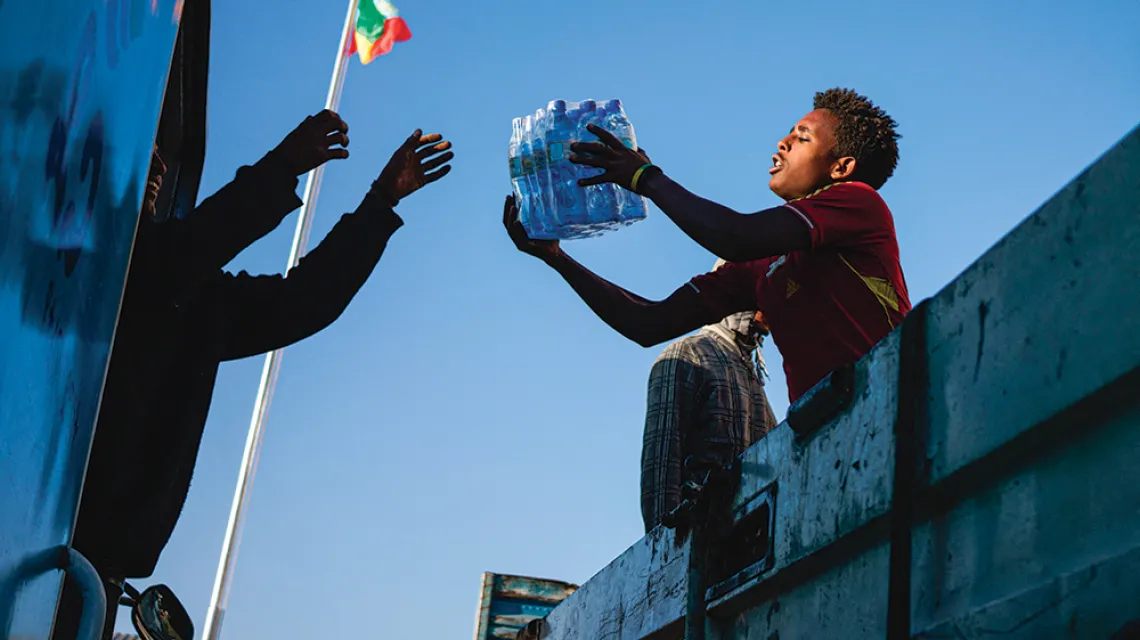 Wolontariusze przygotowują transport wody dla żołnierzy walczących z rebeliantami z Tigraju. Addis Abeba, 30 listopada 2021 r. / AMANUEL SILESHI / AFP