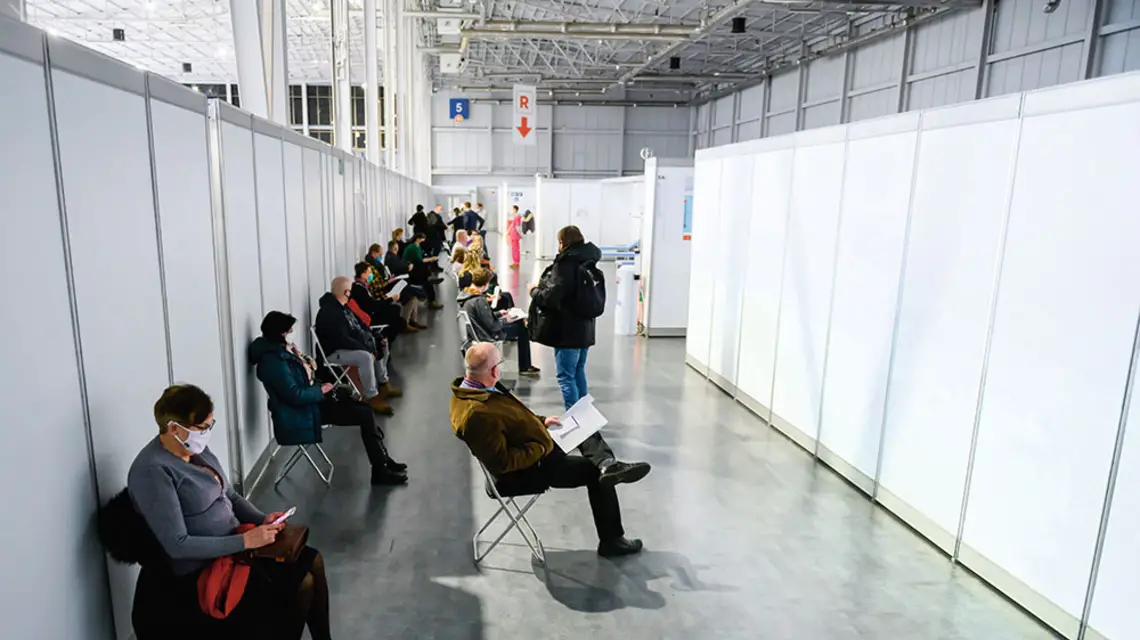 Szczepienia w „grupie zero” w szpitalu tymczasowym na terenie Międzynarodowych Targów Poznańskich, 11 stycznia 2021 r. / JAKUB KACZMARCZYK / PAP