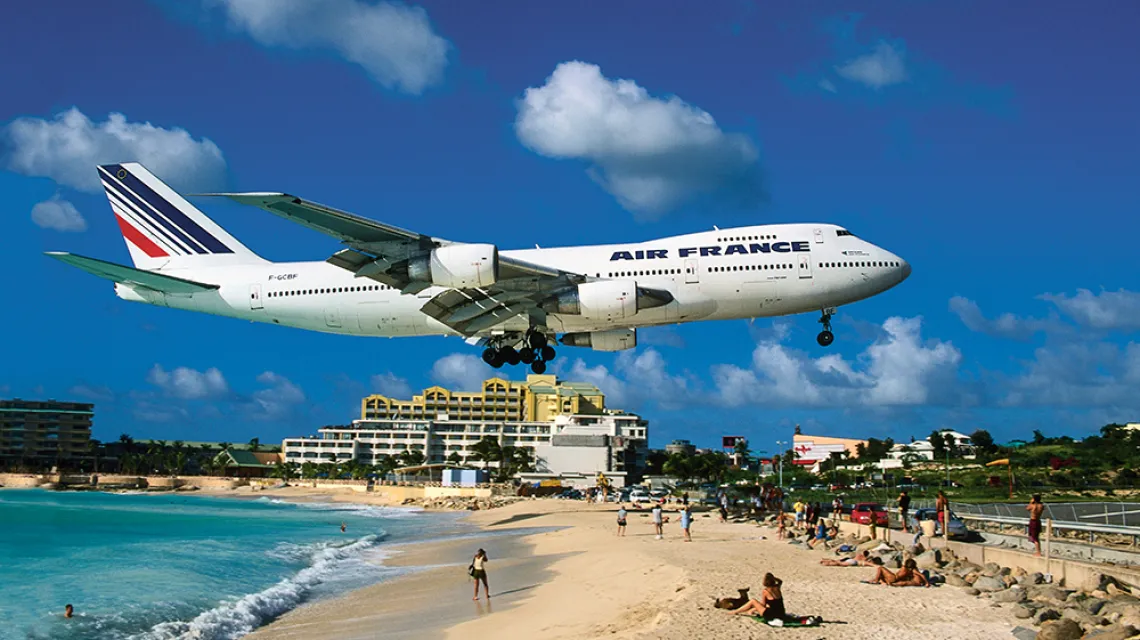 Boeing 747-200M należący do linii Air France podchodzi  do lądowania nad plażą Maho, wyspa Sint Maarten. / GETTY IMAGES