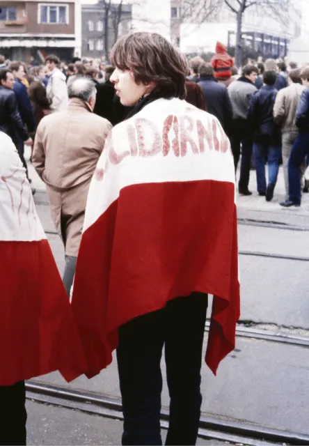 Demonstracja solidarnościowa przeciw stanowi wojennemu pod siedzibą NSZZ "Solidarność" w Gdańsku-Wrzeszczu, 1 maja 1982 r. / fot. Leonard Szmaglik, KFP / 