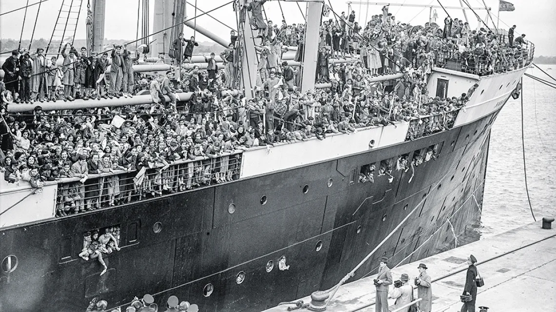 Jeden ze statków, którymi władze republiki hiszpańskiej ewakuowały dzieci z terenów ogarniętych wojną domową, maj 1937 r. / AP / EAST NEWS