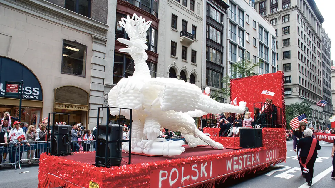 Instalacja Piotra Uklańskiego na 74. Paradzie Pułaskiego, 5. Avenue w Nowym Jorku, 2 października 2011 r. / ANDRZEJ BOGACZ / FORUM