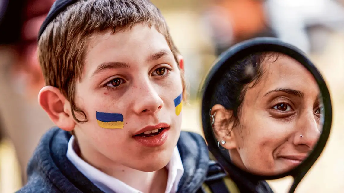 Mendy, ukraiński Żyd i uciekinier z Żytomierza, świętuje Purim w Forest Education Center. Nes Harim, Izrael, 17 marca 2022 r. / AMIR COHEN / REUTERS / FORUM