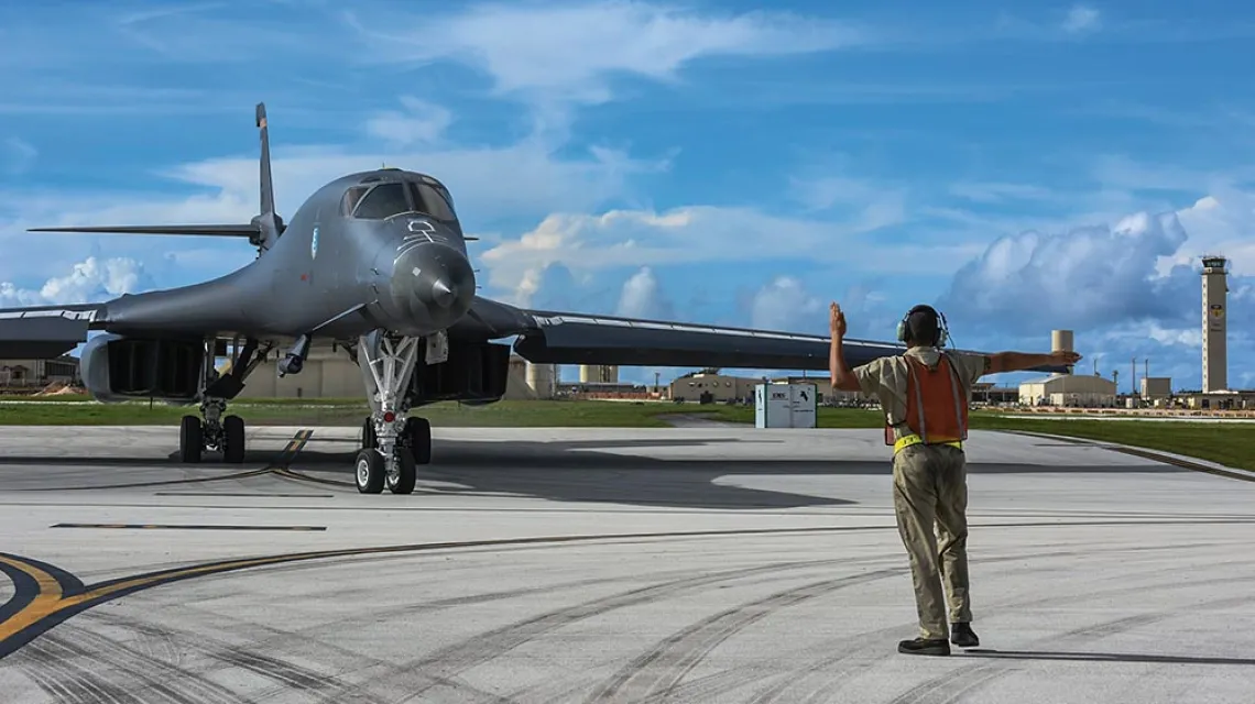US Air Force B-1B Lancer odlatuje z Guam na 10-godzinny patrol między japońską wyspą Kyushu  a Półwyspem Koreańskim, 8 sierpnia 2017 r. / RICHARD EBENSBERGER  / EPA / PAP