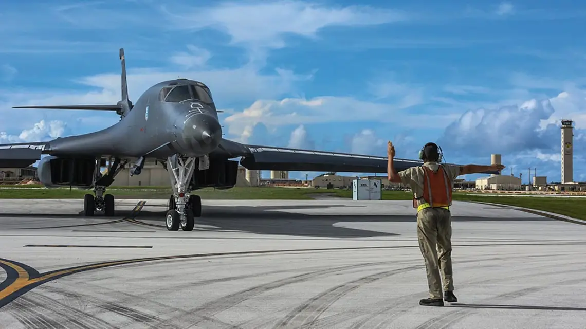 US Air Force B-1B Lancer odlatuje z Guam na 10-godzinny patrol między japońską wyspą Kyushu a Półwyspem Koreańskim, 8 sierpnia 2017 r. / RICHARD EBENSBERGER / EPA / PAP