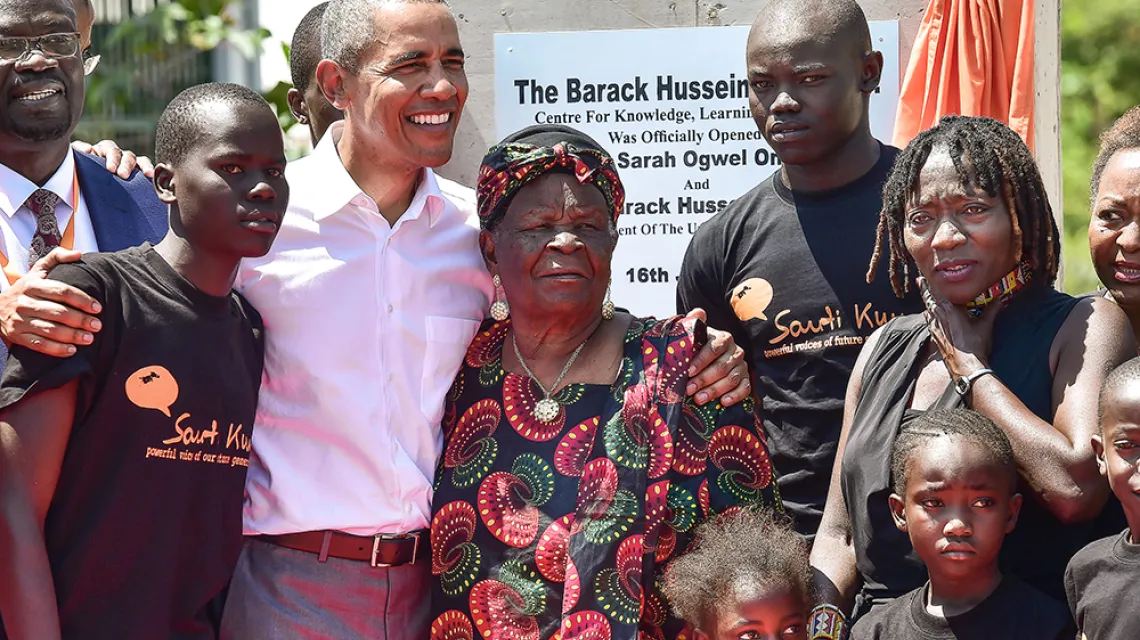 Barack Obama ze swoją „przyszywaną” babcią Mamą Sarah (w kolorowej sukni) i innymi krewnymi. Kogelo w Kenii, 16 lipca 2018 r. / TONY KARUMBA / AFP/ EAST NEWS