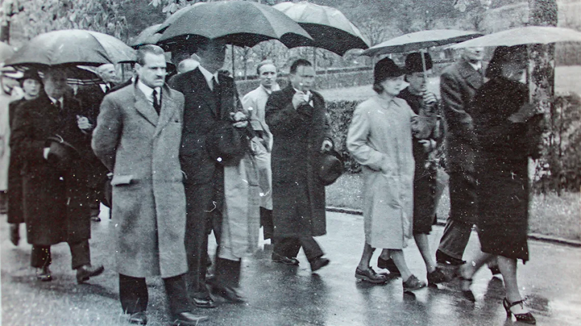 Konsul Konstanty Rokicki (bez parasola, po lewej) w Bernie, lata 30. lub 40. XX wieku. / AMBASADA RP BERNO / DOMENA PUBLICZNA