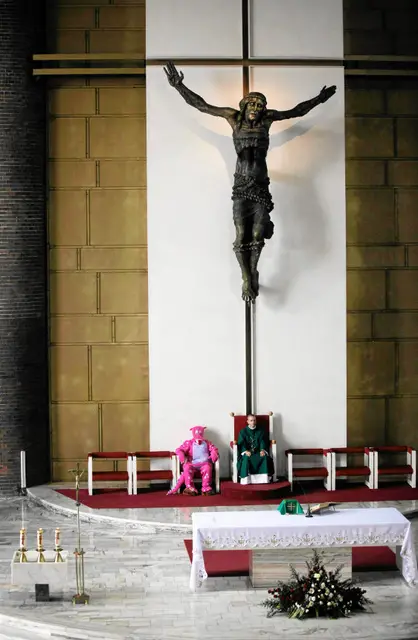 Smoczek Niedzielek pomagający w ewangelizacji na Mszy dla dzieci w kościele Podwyższenia Krzyża Świętego w Katowicach / fot. Dawid Chalimoniuk, Agencja Gazeta / 