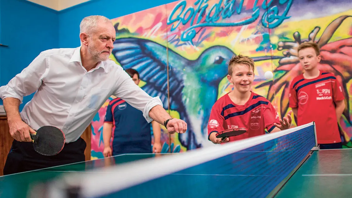 Jeremy Corbyn w przeddzień dorocznej konferencji Partii Pracy odwiedza  klub tenisa stołowego w Brighton, 23 września 2017 r. / STEFAN ROUSSEAU / PA / EAST NEWS