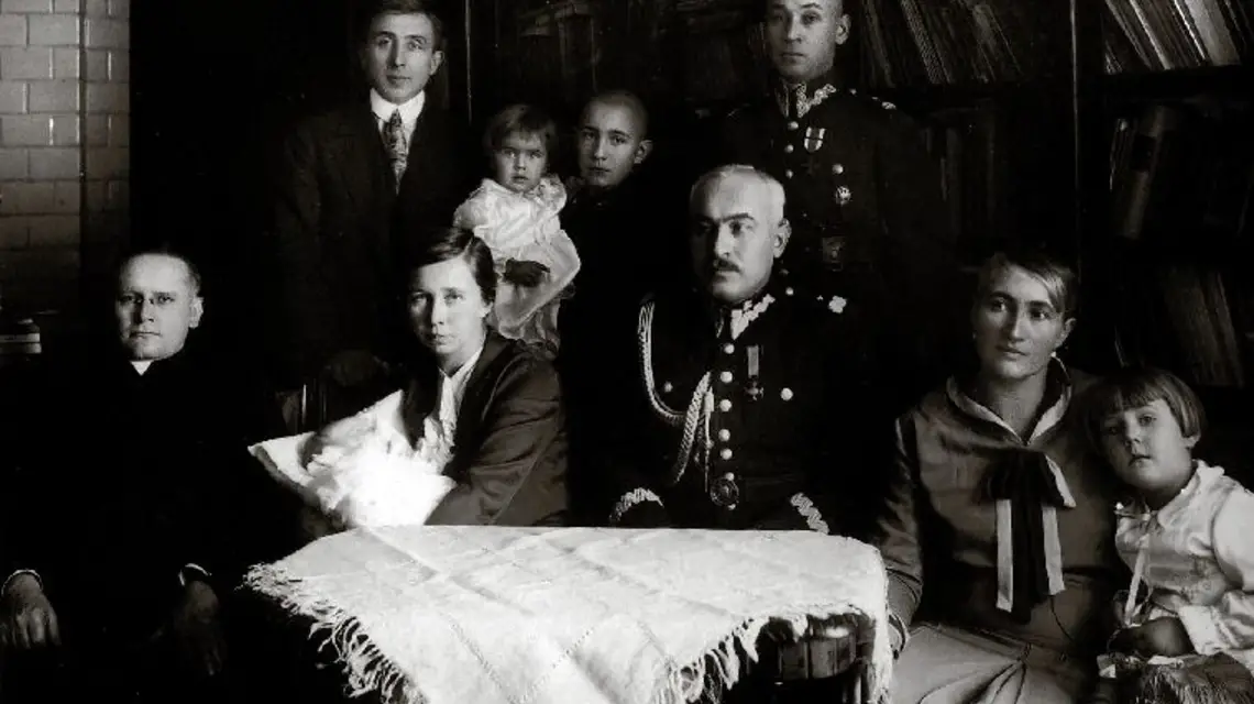 Rodzina Czumów podczas chrztu Huberta, 1930 r. / fot. Z archiwum rodziny Czumów / 