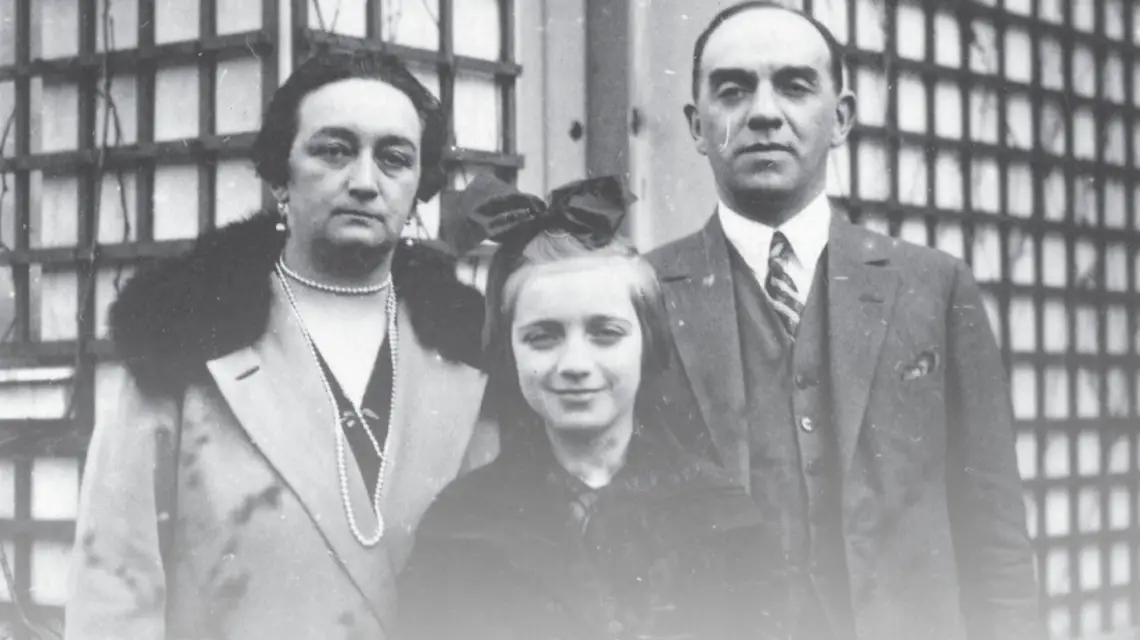 Irena Kalpas: "Tu mam 12 lat, jestem z mamą i tatą na Filtrowej. Rok 1927. Mieszkaliśmy wtedy w Poznaniu, ale co roku przyjeżdżaliśmy do wujostwa na wakacje do Warszawy. / fot. archiwum rodzinne Ireny Kalpas / 