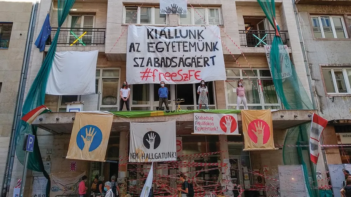 „Opowiadamy się za niezależnością naszego uniwersytetu”: okupowany budynek SzFE w Budapeszcie, wrzesień 2020 r. / 