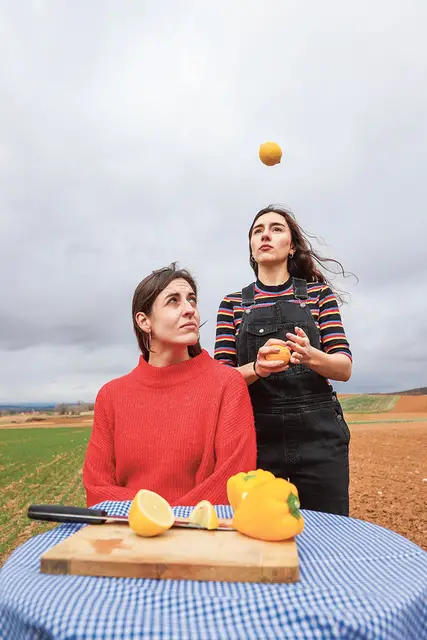Carmen del Rosal (z prawej) i Nire Benito na planie serialu „Sopa de limón”, grudzień 2019 r. / LA CHAVALA / MATERIAŁY PRASOWE