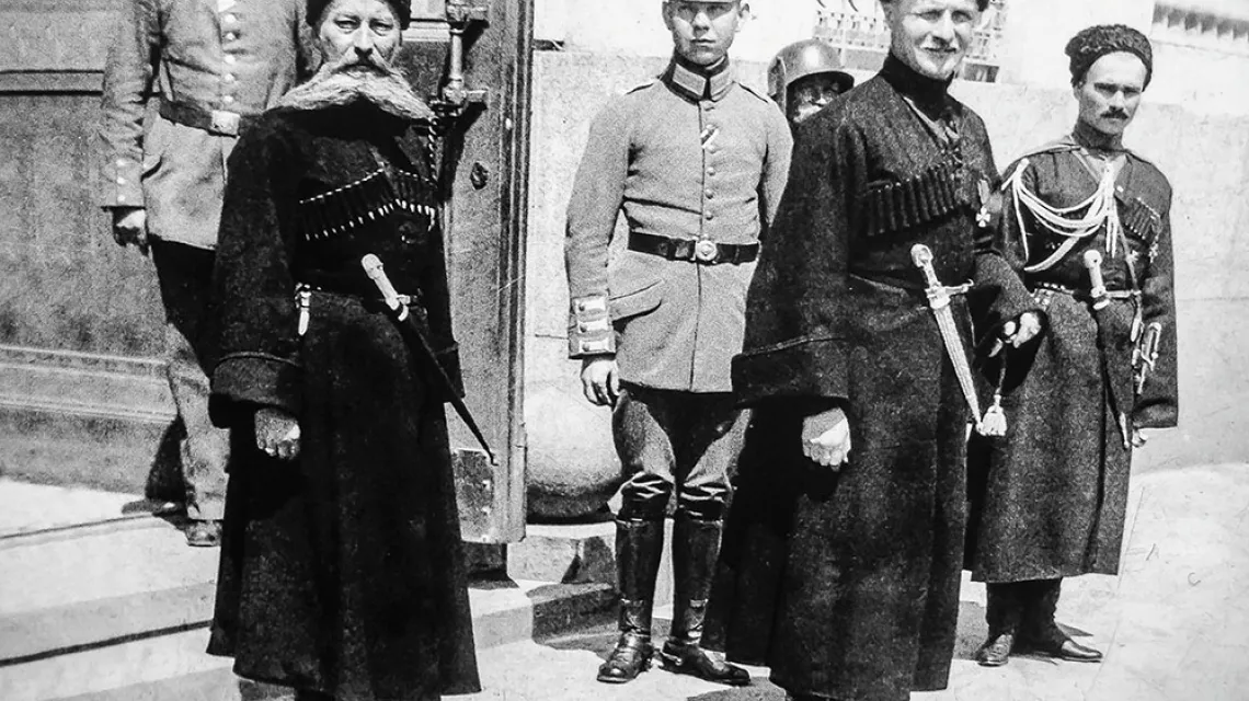 Hetman Skoropadski (drugi od prawej) ze swymi oficerami i Niemcami z wojsk okupacyjnych, 1918 r. / SOVEREIGNUKRAINE.NET