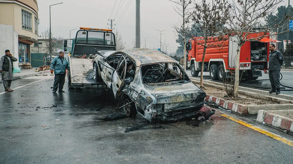W sobotę 20 lutego 2021 r. w Kabulu wybuchły trzy bomby pułapki, zginęło pięć osób, a dwie zostały ranne. Po każdym takim incydencie policja szybko uprząta wraki i sprawa odchodzi w niepamięć. / 