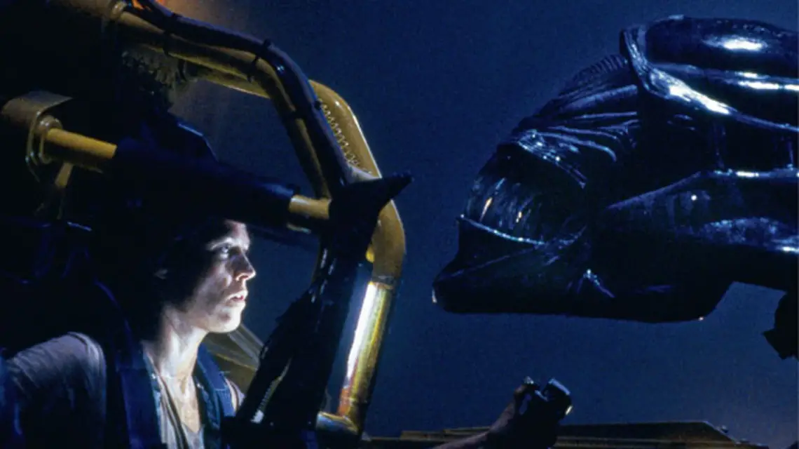 Sigourney Weaver jako Ellen Ripley walczy w obronie ludzkości w filmie "Obcy - decydujące starcie" /fot. materiały dystrybutora / 