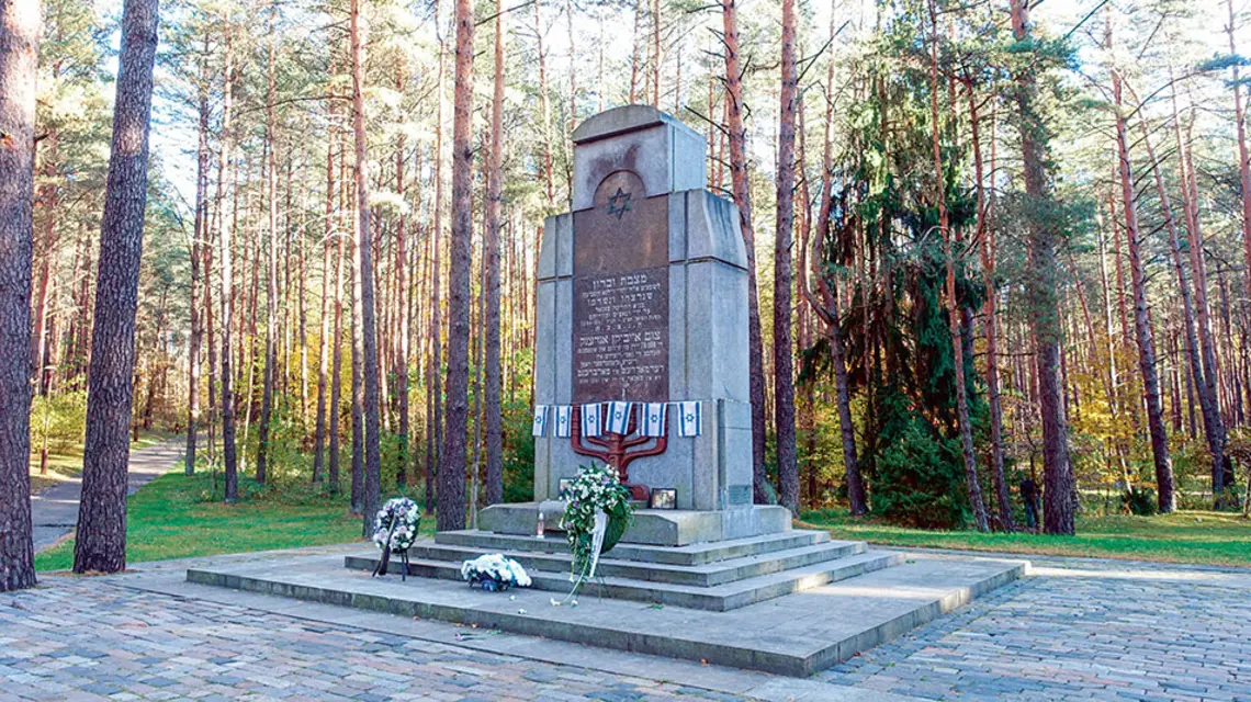 W latach 1941-44 w lesie w Ponarach z rąk Niemców oraz litewskich kolaborantów zginęło ok. 70 tys. Żydów (obywateli polskich) i kilka tysięcy wileńskich Polaków. Na zdjęciu: pomnik upamiętniający żydowskie ofiary. Ponary, 2013 r. / V. DOROSZ / ALAMY STOCK PHOTO / BE&W