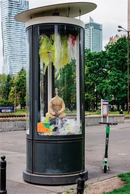 Ewa Dąbrowska, instalacja „Homo empathicus” , praca z serii „Choroby cywilizacyjne”. Warszawa, maj 2020 r. / MAREK BAZAK / EAST NEWS