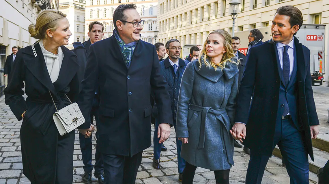 Nowy kanclerz Austrii i lider Partii Ludowej Sebastian Kurz (z prawej) oraz przewodniczący FPÖ Heinz-Christian Strache wraz ze swoimi partnerkami, w drodze na ceremonię zaprzysiężenia nowego rządu, Wiedeń, 18 grudnia 2017 r. / ANADOLU AGENCY / GETTY IMAGES