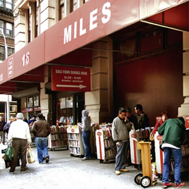 Na szyldzie Strand Bookstore ósemkę poprzedza, doklejona później, jedynka / fot. Magdalena Rittenhouse / 