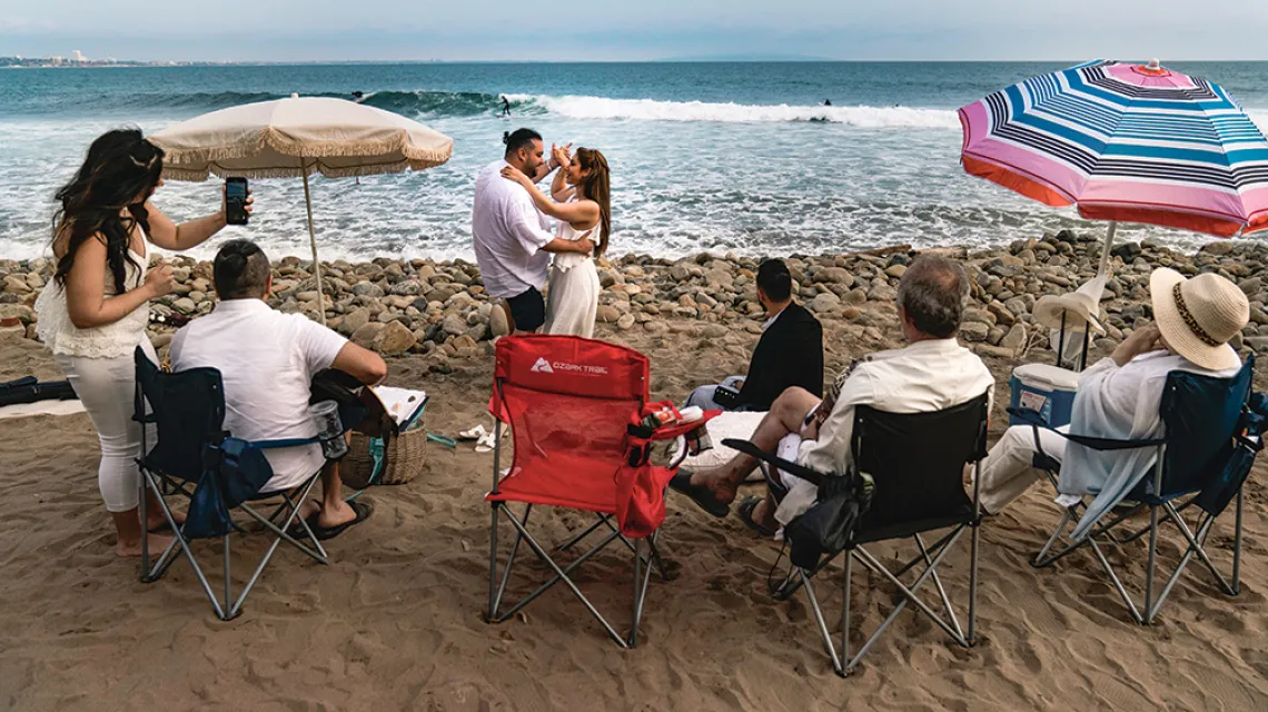 Po pełnym zaszczepieniu Gili i Pejiman Sabet tańczą przed rodziną na plaży Topanga w Malibu. Gili: „Jesteśmy tu, by docenić życie. Miłość jest teraz wszystkim”. Kalifornia, wrzesień 2021 r. / Jae C. Hong / ap / east news