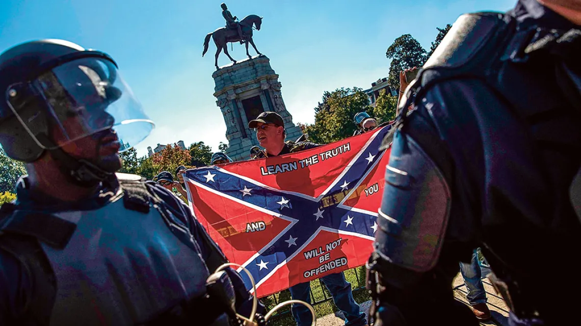 Protesty pod pomnikiem gen. Roberta E. Lee w Richmond, USA, wrzesień 2017 r. / WIN MCNAMEE / GETTY IMAGES