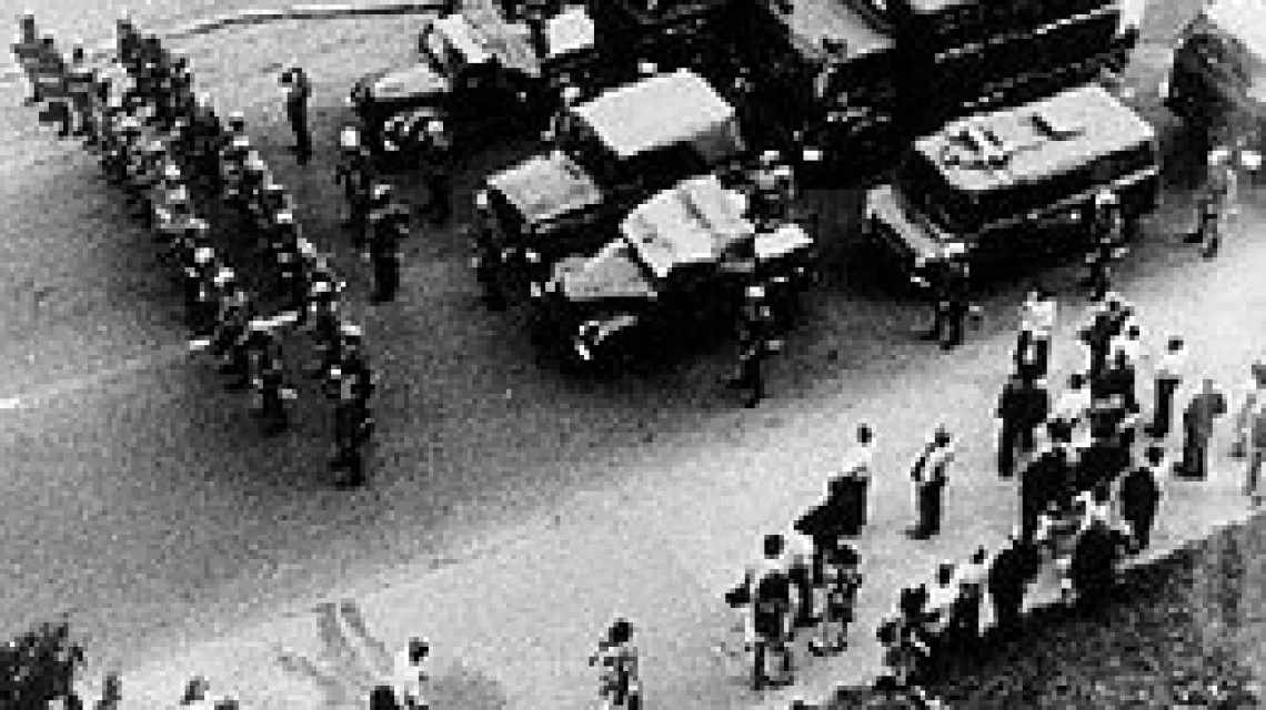 Radom, 25 czerwca 1976 r., ok. godziny 14.30: oddział ZOMO przygotowuje się do szturmu a manifestujących robotników /fot. KARTA / 