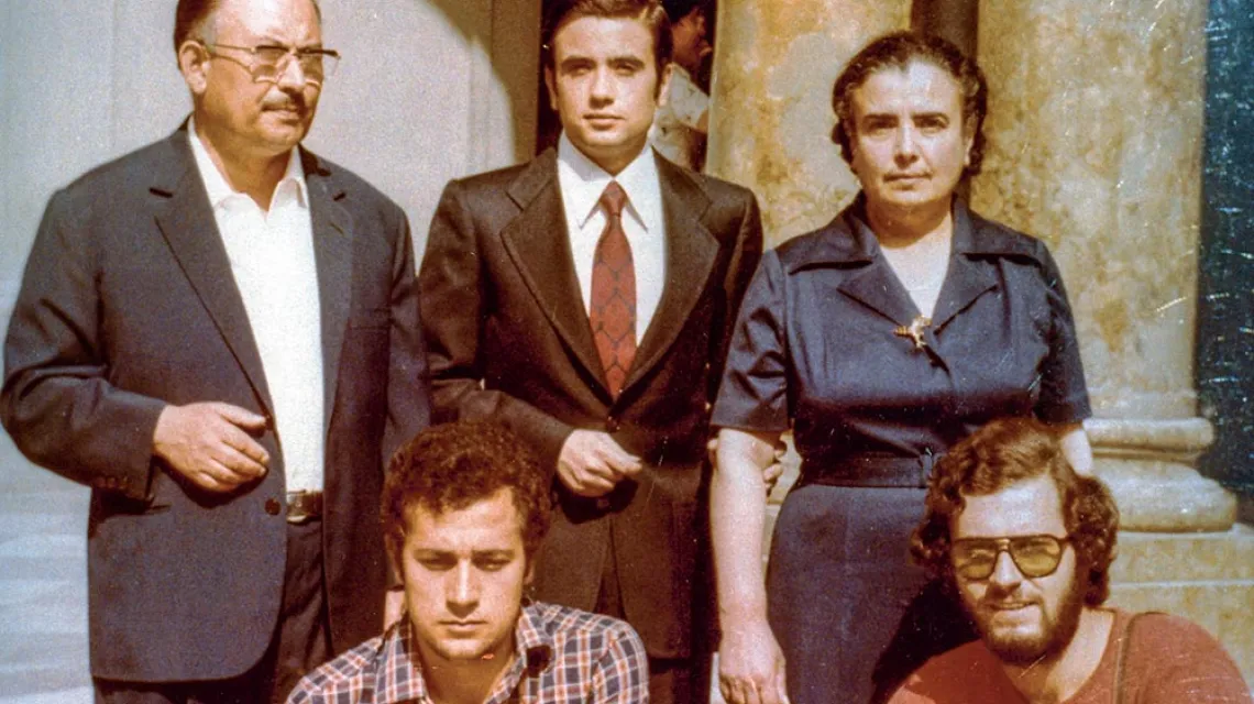 Rosario Livatino (w środku) z rodzicami i przyjaciółmi, zdjęcie niedatowane, Palermo, Sycylia / CARAMANNA / GIACOMINO / ZUMA PRESS / FORUM