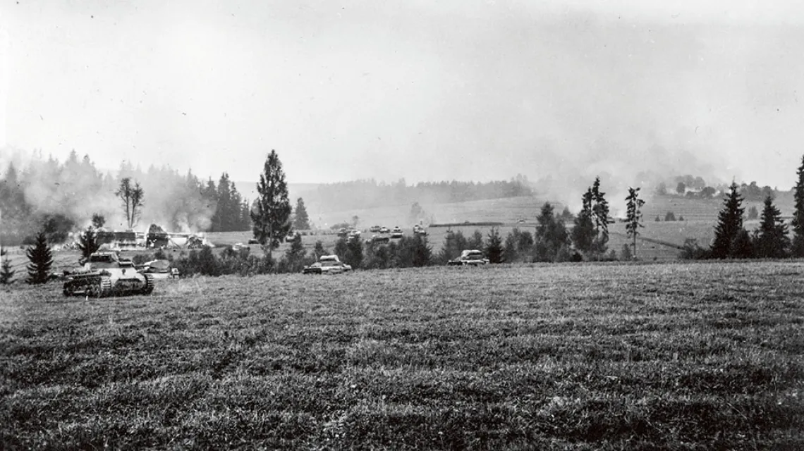 Niemieckie czołgi z 2. Dywizji Pancernej ruszają w stronę Spytkowic, w tle płoną góralskie chaty. Zdjęcie wykonane prawdopodobnie  w rejonie wsi Jabłonka, 1 września 1939 r. / ZBIORY PIOTRA SADOWSKIEGO