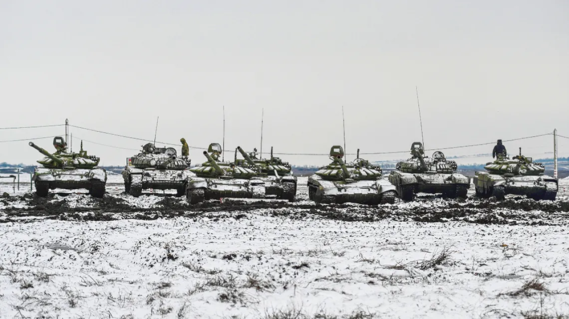 Przy granicy z Ukrainą Rosja zgromadziła ok. 130 tys. żołnierzy, gotowych w każdej chwili do nowej napaści na ten kraj. Na zdjęciu: rosyjskie czołgi w regionie rostowskim, blisko ukraińskiej granicy, 12 stycznia 2022 r. / SERGEY PIVOVAROV / REUTERS / FORUM