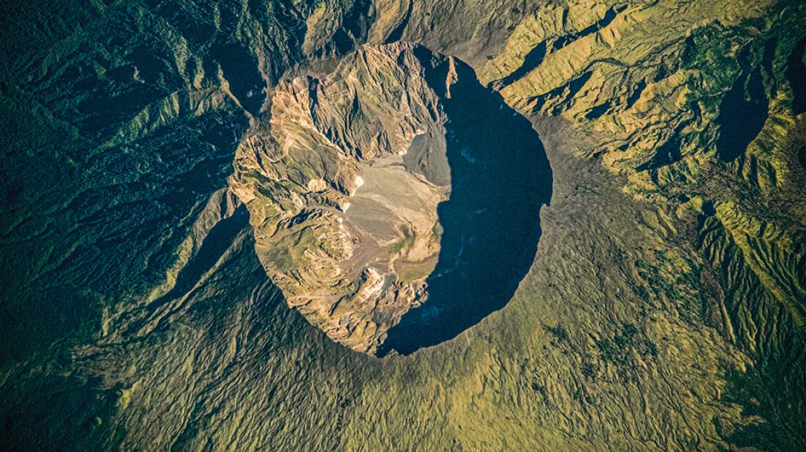 Wulkan Tambora na wyspie Sumbawa, Indonezja / NASA