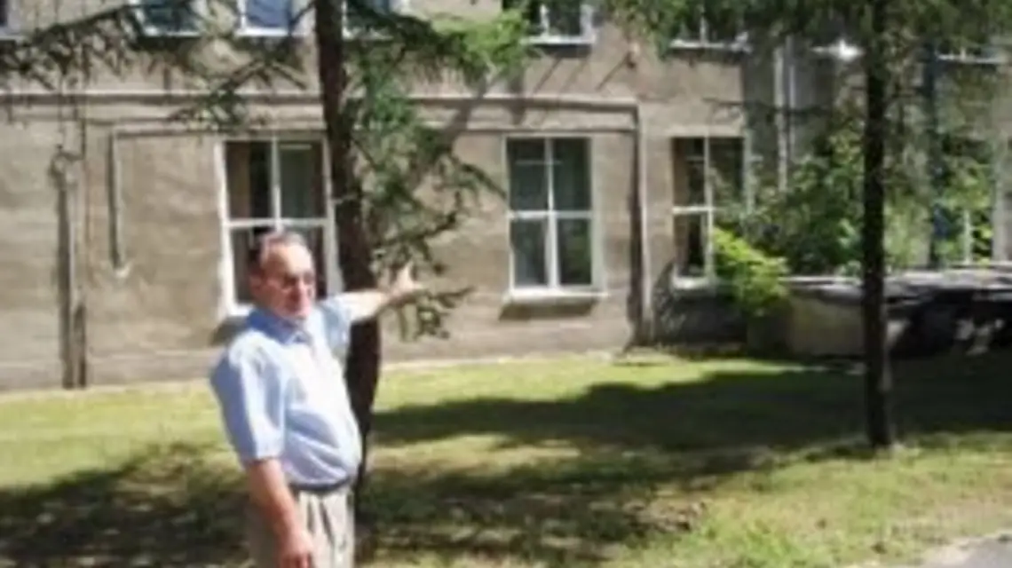 Piotr Karwowski pokazuje halę nr 1 w zakładach PZL (kiedyś WSK) Świdnik, gdzie zaczął się strajk / 