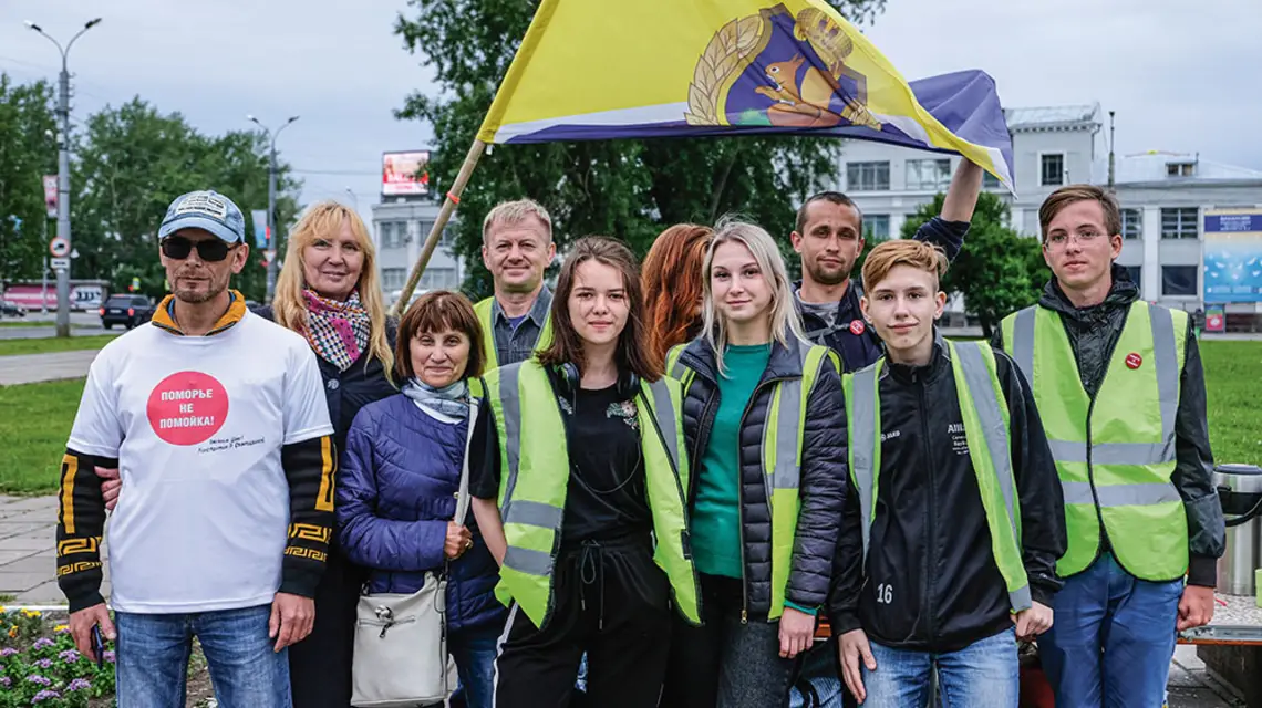 Pikieta przeciw wysypisku, na które mają trafiać śmieci z Moskwy. W górze flaga Urdomy: wioski położonej 30 km od planowanego wysypiska. Plac Lenina w Archangielsku, lato 2019 r. / / ADAM MATEJKO