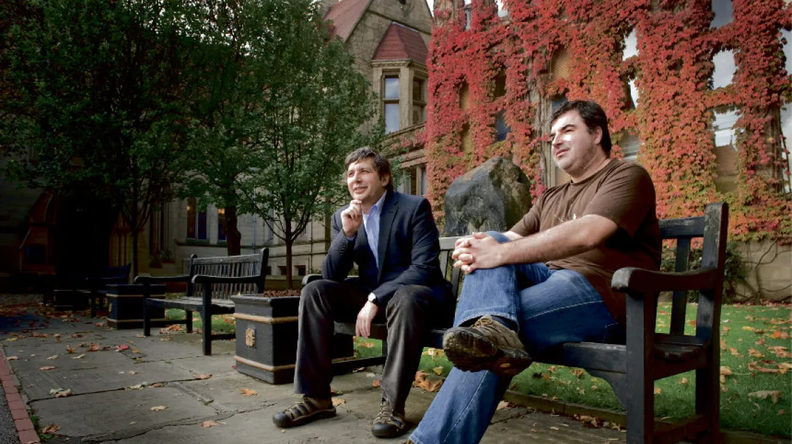 Andre Geim i Konstantin Nowosiełow, uniwersytet w Manchesterze, 2010 r. / Photoshot, PAP / 