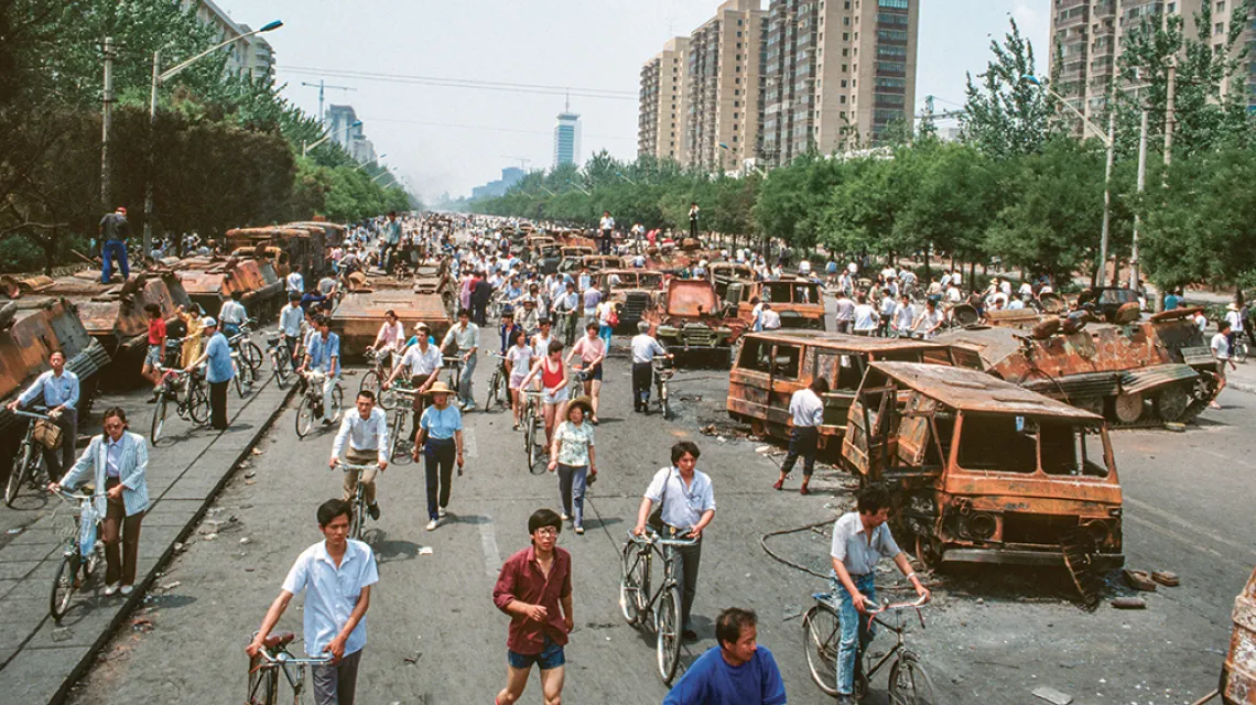 Pobojowisko po masakrze: okolice placu Tiananmen w Pekinie, 4 czerwca 1989 r. / PETER CHARLESWORTH / LIGHTROCKET / GETTY IMAGES