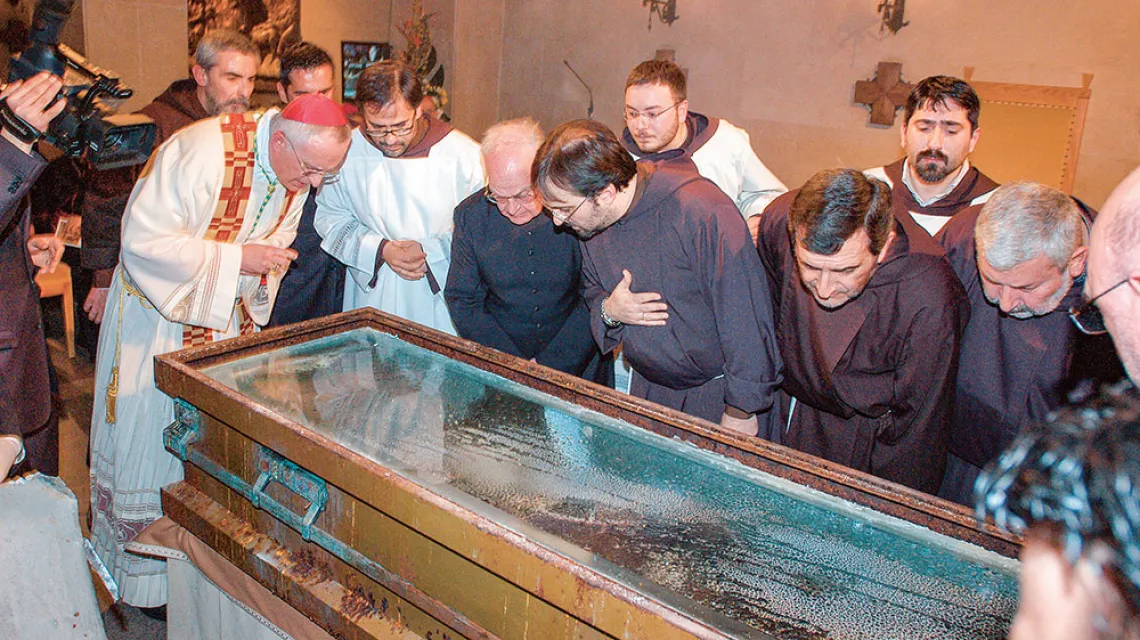 Bp Domenico Ambrozio z braćmi kapucynami z klasztoru w San Giovanni Rotondo podczas otwarcia trumny z ciałem Ojca Pio, 2/3 marca 2008 r. / FRANCESCO CUVINO / VOCE DI PADRE PIO