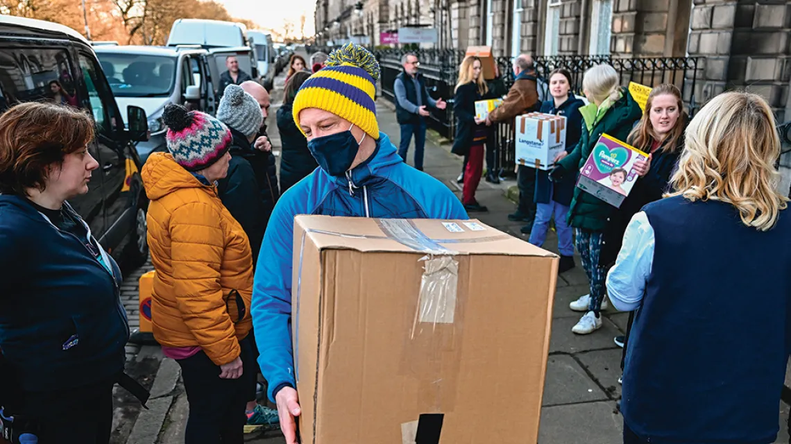 Wolontariusze segregują dary z pomocą dla uchodźców z Ukrainy. Edynburg, Szkocja, 6 marca 2022 r. / Jeff J Mitchell / Getty Images