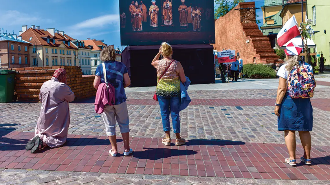 Mieszkańcy Warszawy oglądają transmisję mszy z okazji zaprzysiężenia prezydenta Andrzeja Dudy, 6 sierpnia 2020 r. / ADAM CHEŁSTOWSKI / FORUM