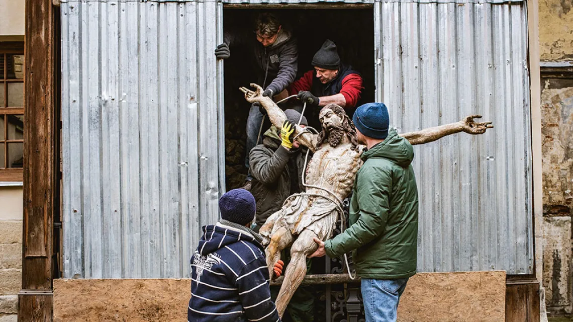 XV-wieczna figura Chrystusa ewakuowana z ormiańskiego kościoła prawosławnego we Lwowie, 4 marca 2022 r. / GLOBAL MEDIA GROUP / SIPA / EAST NEWS